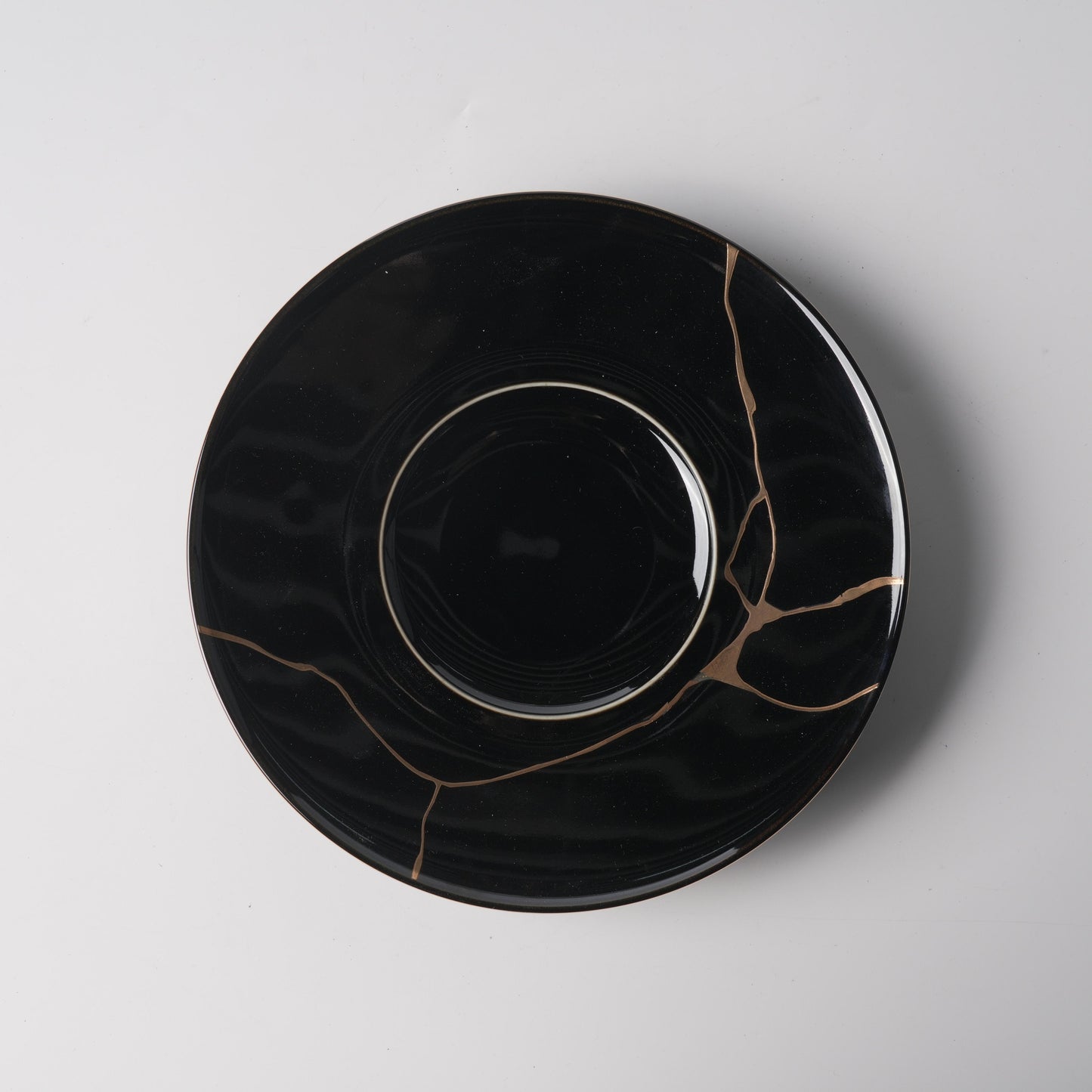 Chrysanthemum & Golden Ginkgo — 9" Wujin Kintsugi Plate & 6.5" Reverse-Arc Dome Lid with Brass Knob