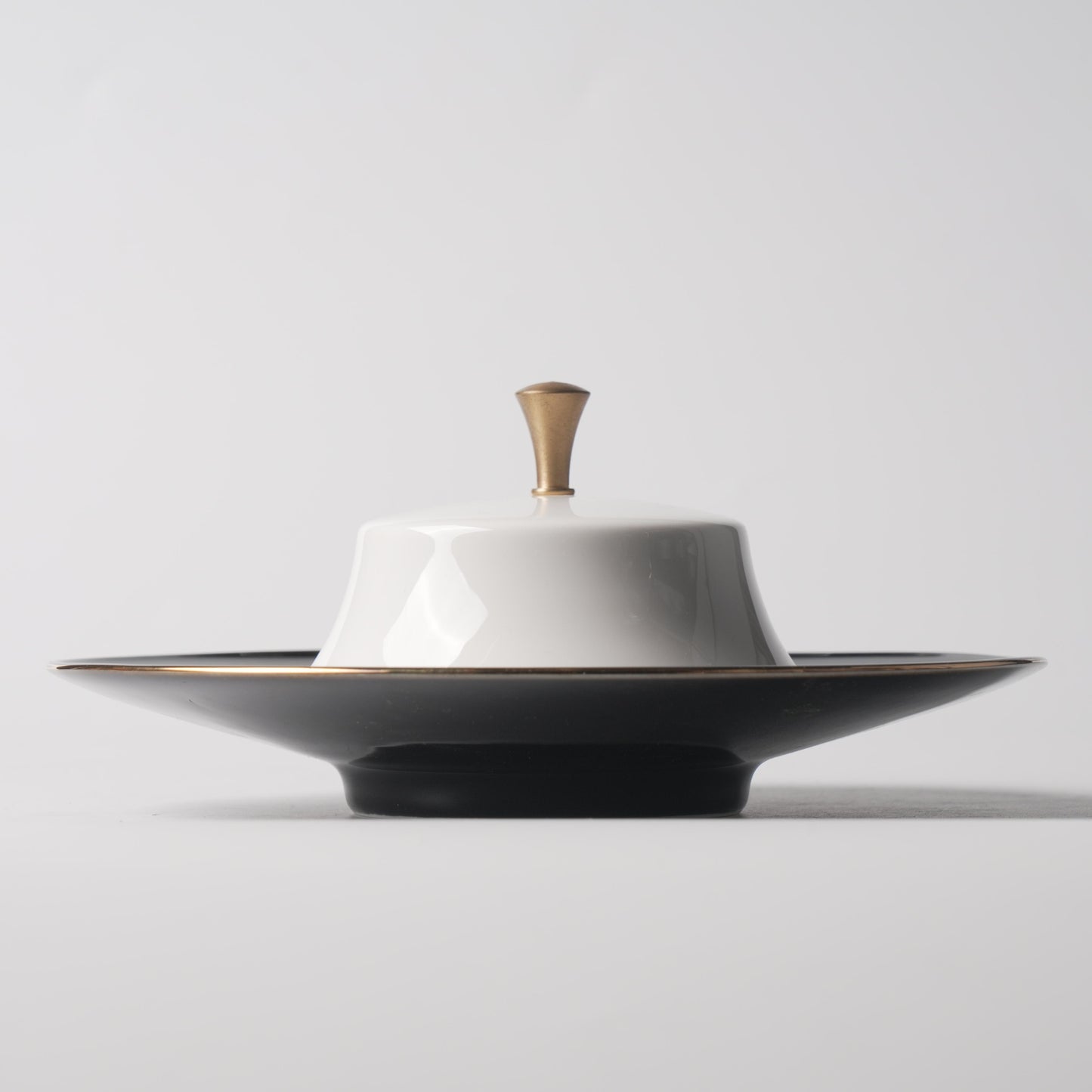 Chrysanthemum & Golden Ginkgo — 9" Wujin Kintsugi Plate & 6.5" Reverse-Arc Dome Lid with Brass Knob
