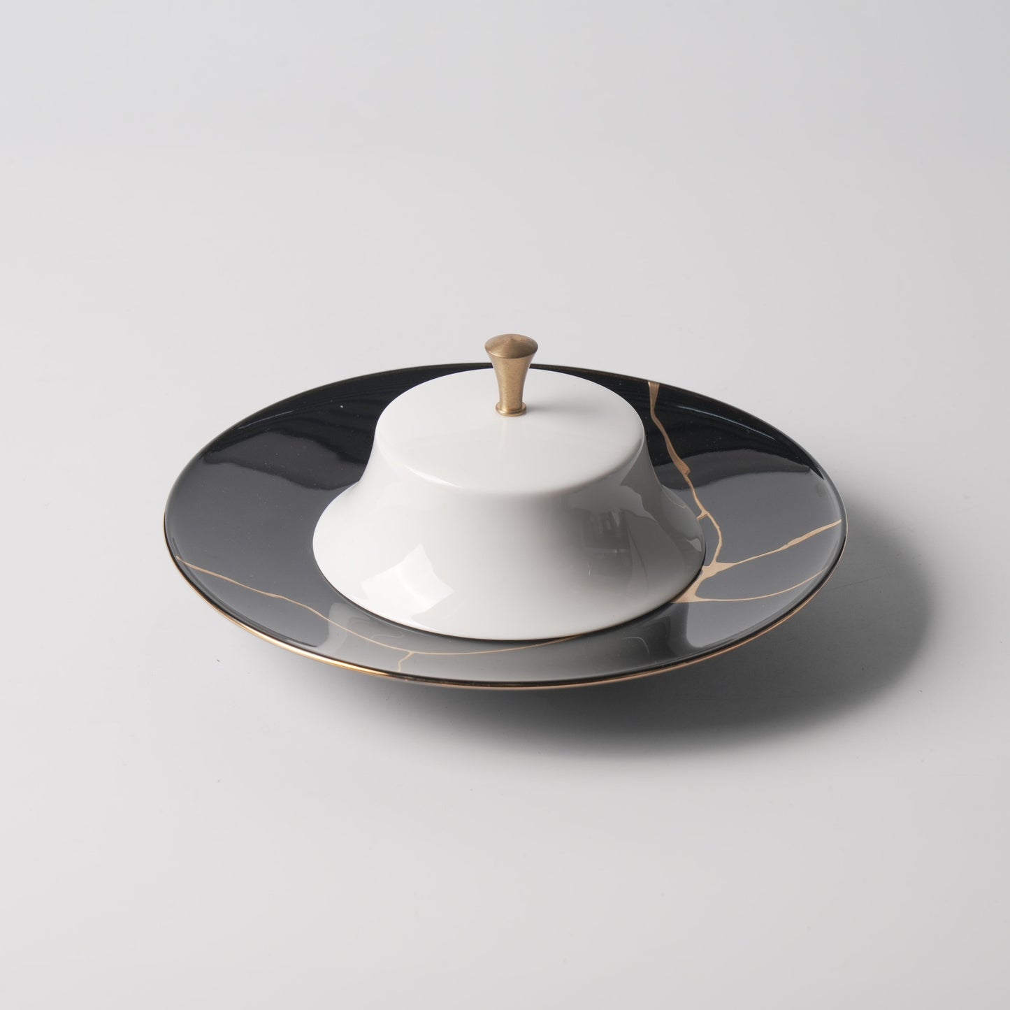 Chrysanthemum & Golden Ginkgo — 9" Wujin Kintsugi Plate & 6.5" Reverse-Arc Dome Lid with Brass Knob