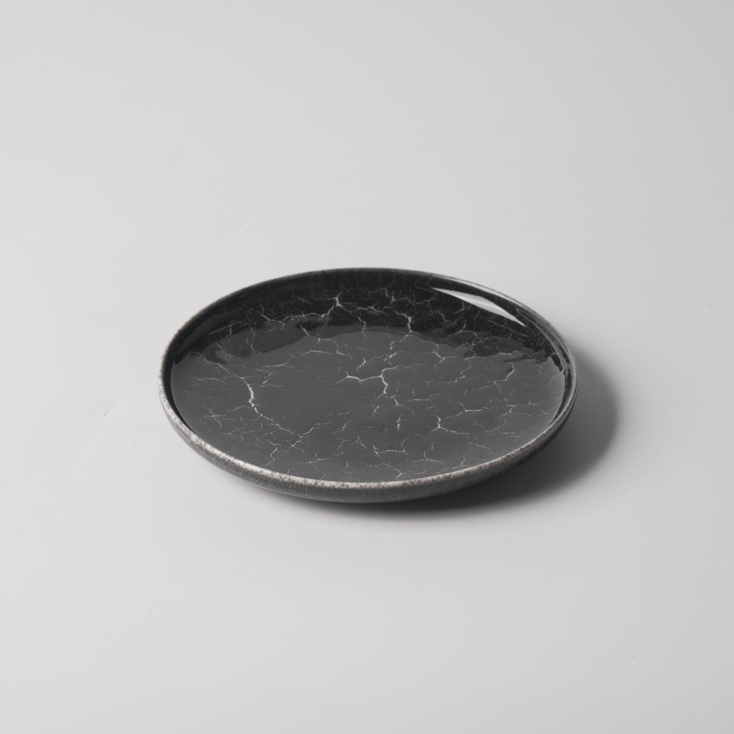 Black Ice-Crack Glaze Raised-Rim Round Plate
